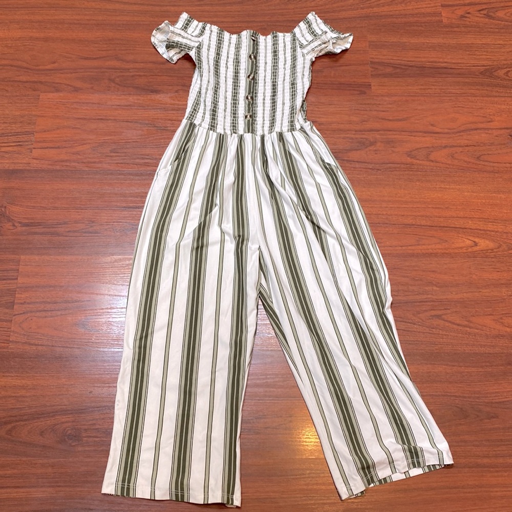 Small chick jumper suit, very nice, well taken care of.